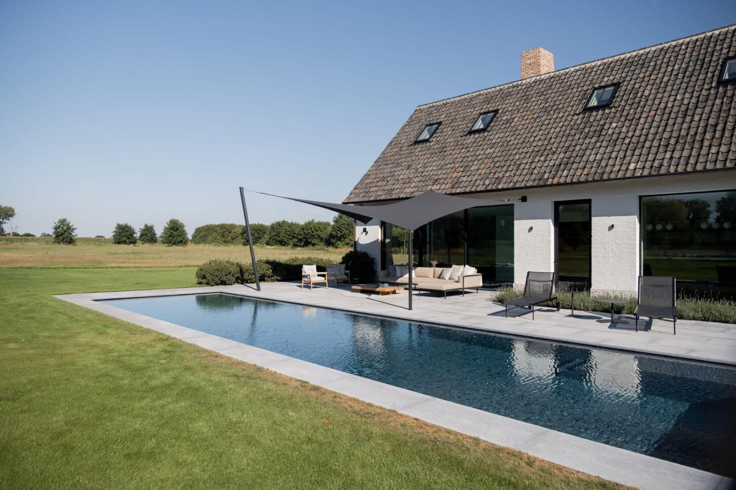 Bouwkundig betonnen zwembad met lange zittrap